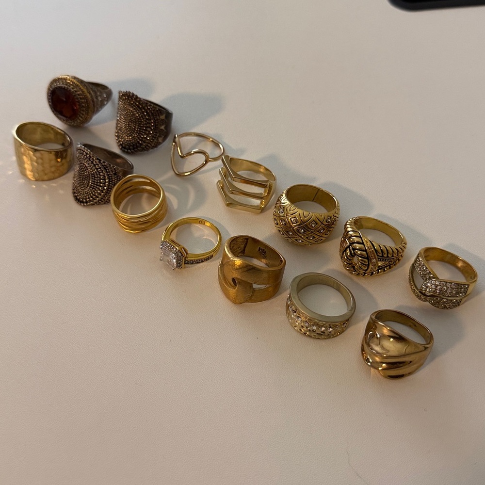 Lot of 14 Gold Rings